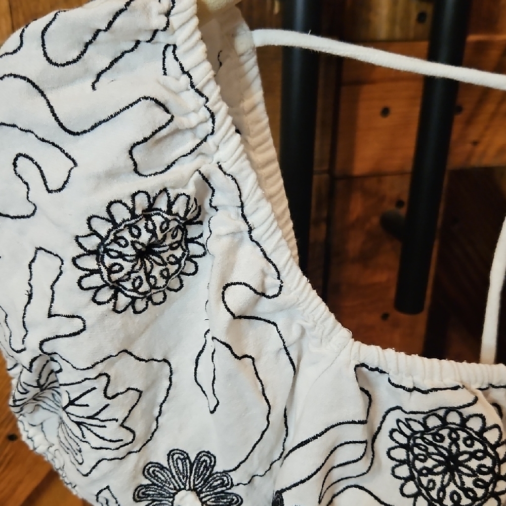 306 Free People White Crop Top with Black Floral Embroidery - Picture 2 of 9